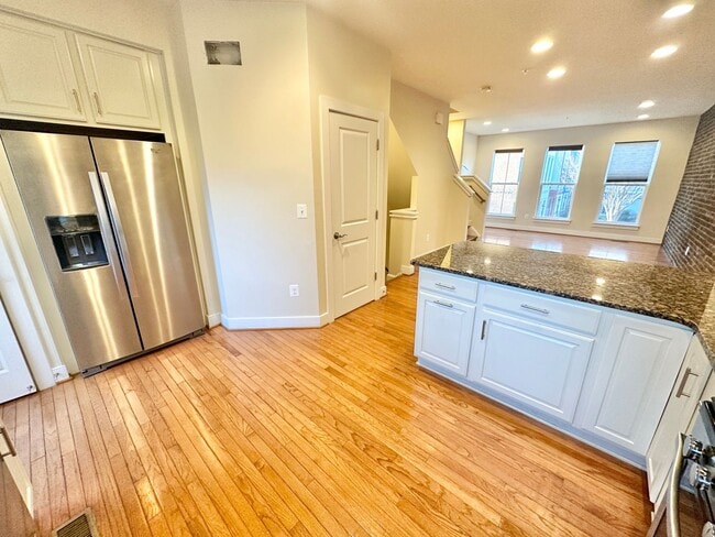 Building Photo - Amazing 3 BR/3.5 BA Townhome in Hyattsville!