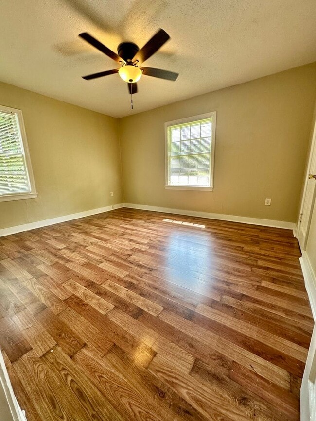 Building Photo - Beautiful Renovated 2 Bedroom in North Fon...