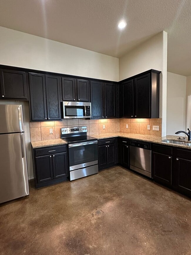 Building Photo - Spacious 3/2 Duplex in New Braunfels