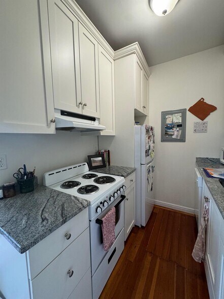 Building Photo - 38 Craigie St