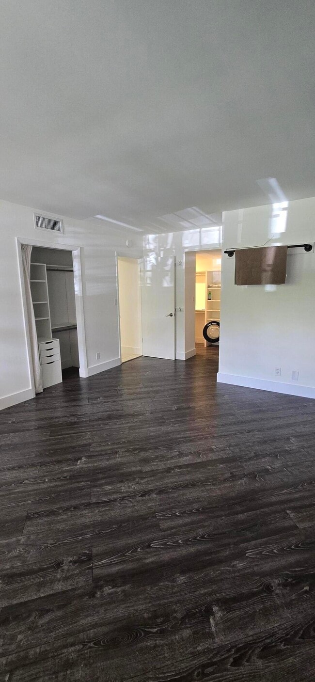 Building Photo - 3300 N Palm Aire Dr