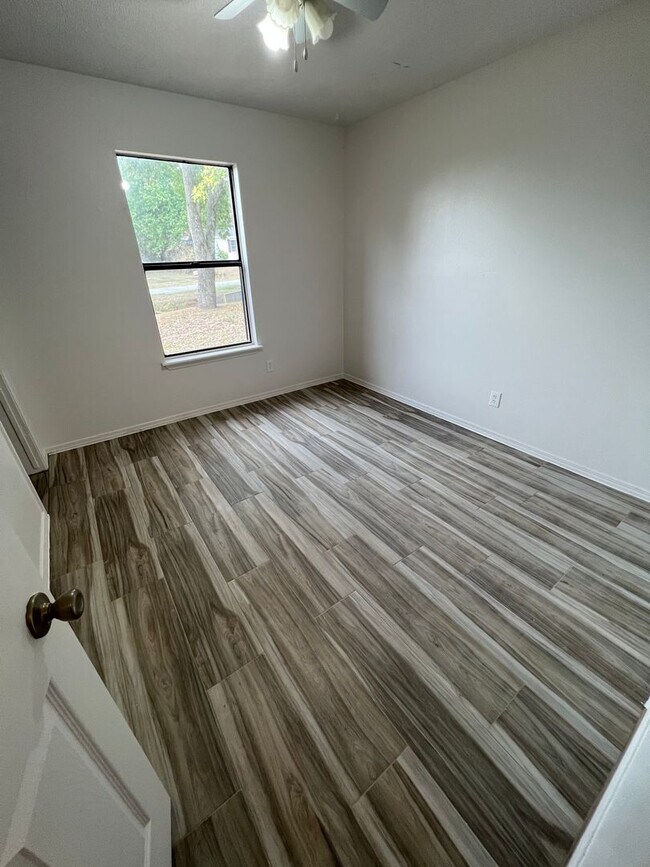 Building Photo - 3 Bed 2 Bath House with 2 Car Garage.