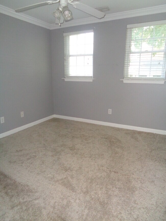 Building Photo - 1230 Green Oaks Ln