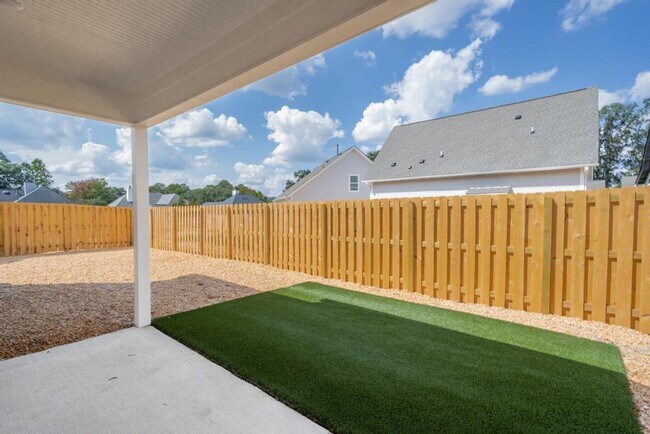 Building Photo - Spacious Home with Fenced Backyard!