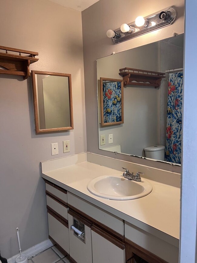 Building Photo - 2 Story Condo. Lovely 2 bed/1.5 bath condo