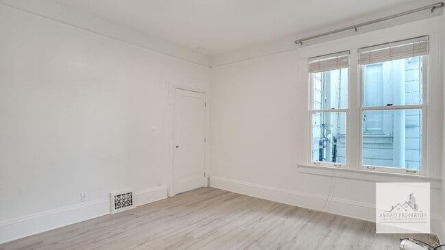 Building Photo - 2610-2612-2612 Greenwich St