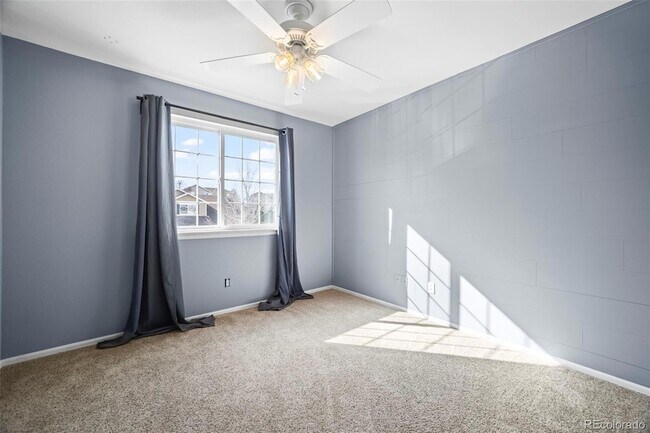 Building Photo - 421 W English Sparrow Dr