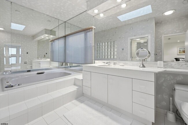 Building Photo - 119 S 11th Ave