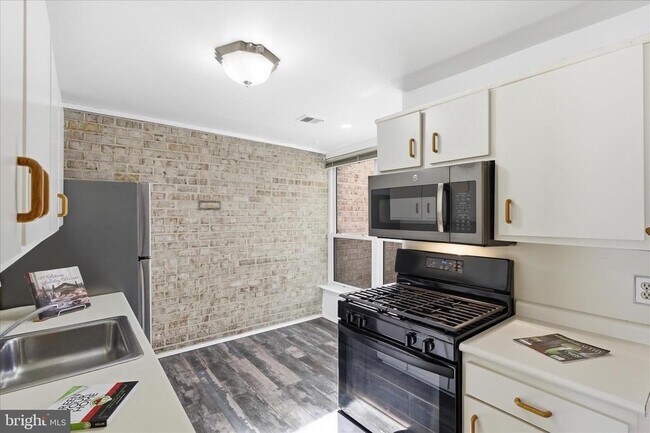 Building Photo - 3360 Huntley Sq Dr