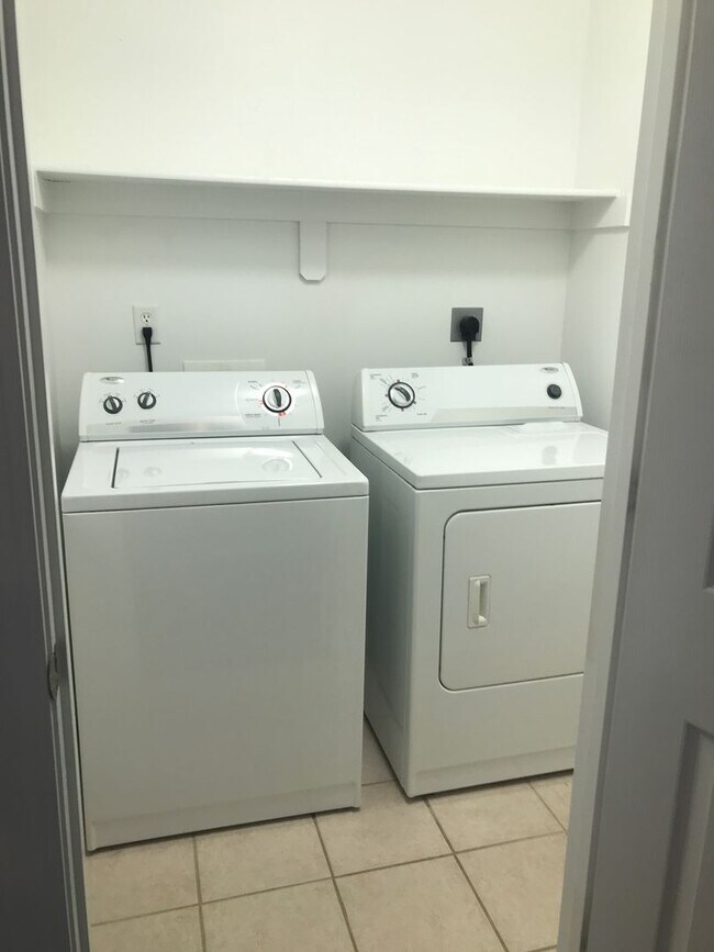 Building Photo - 4 x 3.5 single family home great for commuters!