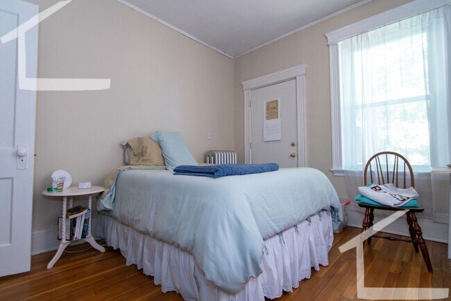 Building Photo - No Brokers Fee,3 Bedrooms unit on Coolidge Corner, Laundry on a Site, Heat, Hot Water Included