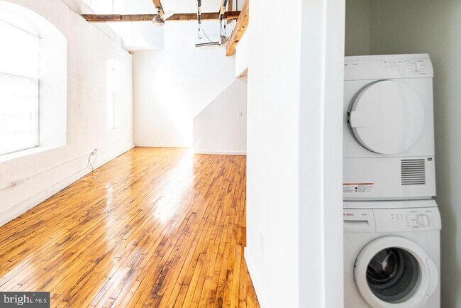 Building Photo - 4 Leverington Ave