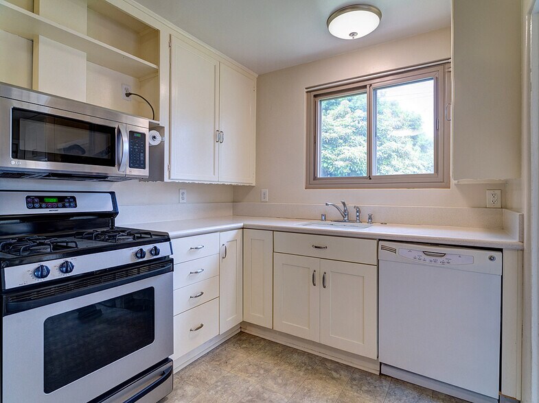 Building Photo - 8716 Bleriot Ave