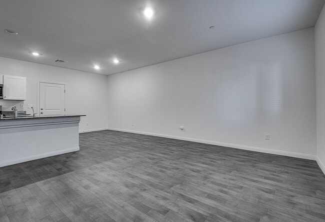 Building Photo - Like-new home with modern finishes and ope...