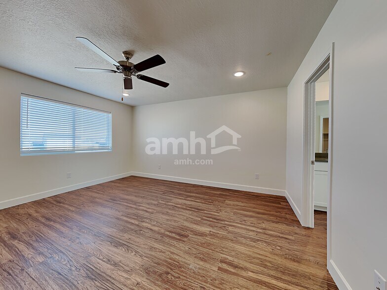 Building Photo - 259 N Dry Crk Rd