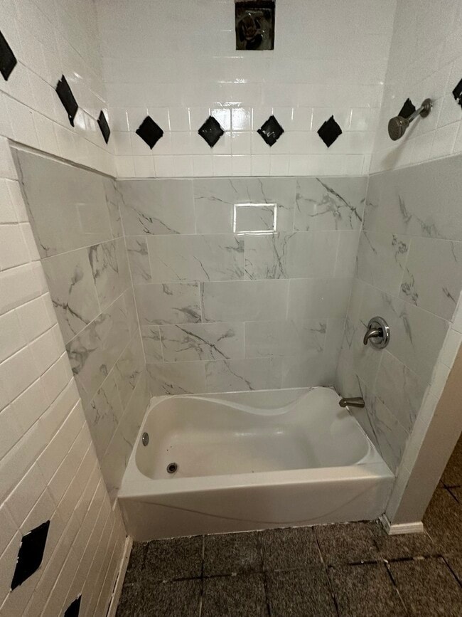 Building Photo - 435 S Poplar Ave