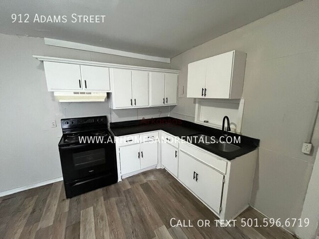 Building Photo - 912 Adams St