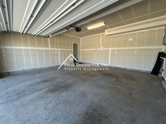 Building Photo - Beautiful Newer Folsom 4bd/2.5ba in Gated Community!