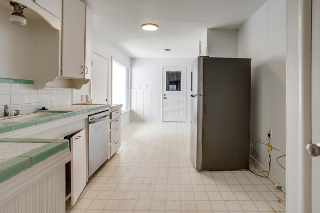 Building Photo - Fresh on the Market-  2 Bed, 1 Bath home i...