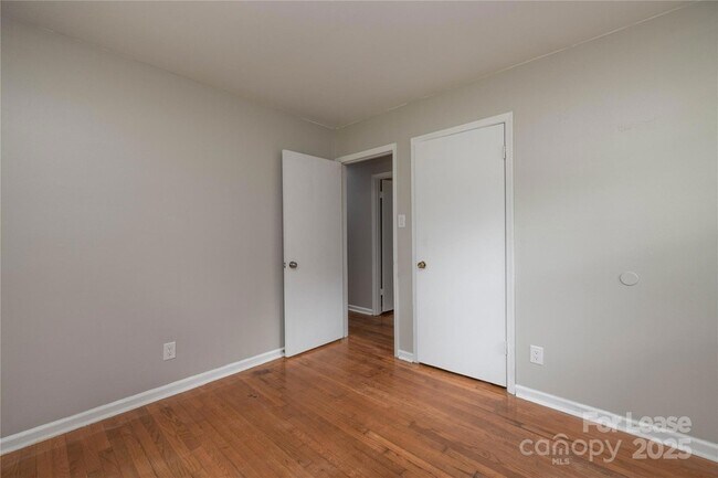 Building Photo - 4438 Gainsborough Rd