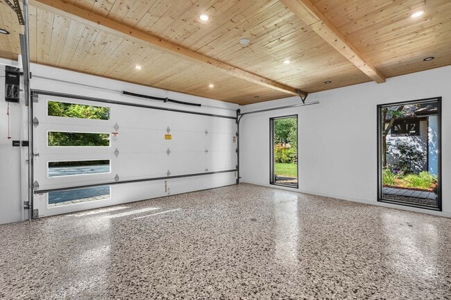 Building Photo - 623 Echo Ln