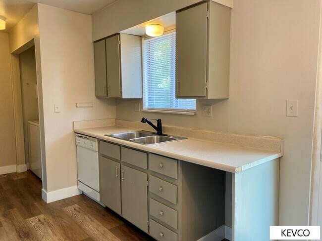 Building Photo - Great Location, Even Better Home!