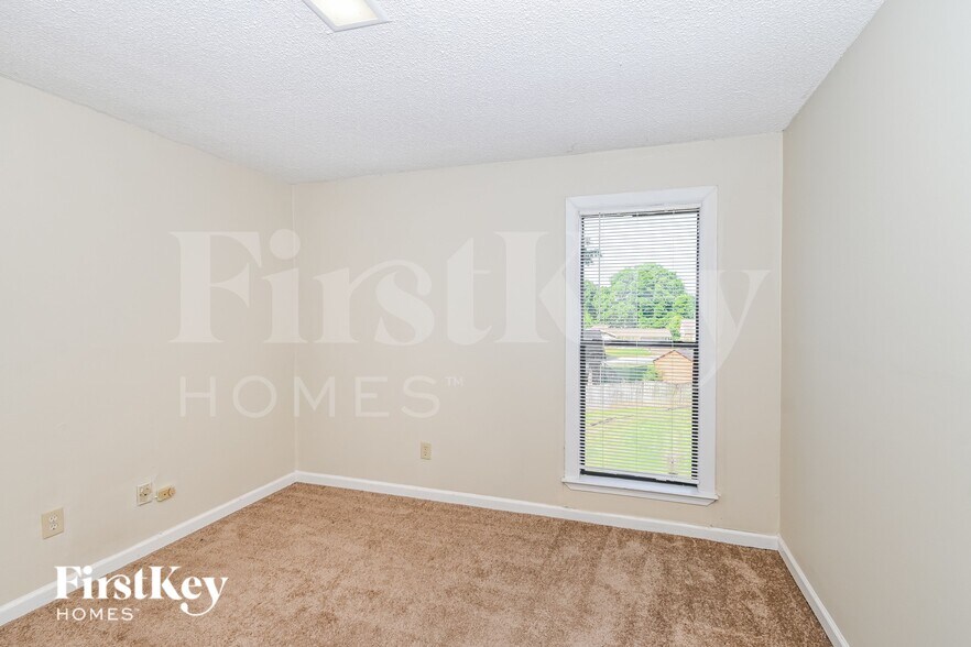 Building Photo - 2101 Hornsby Cove