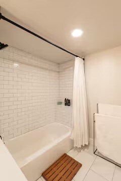 Full Bathroom - 4701 Meade St