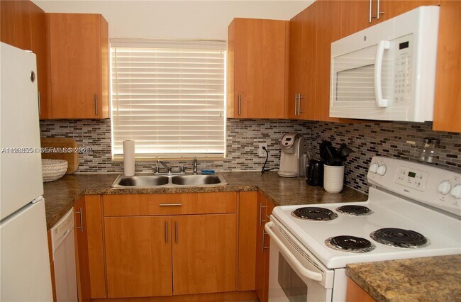 Building Photo - 233 Madeira Ave