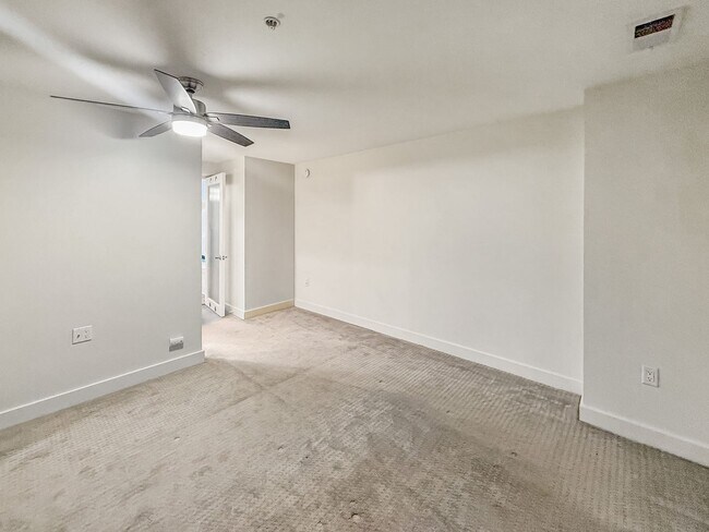 Building Photo - Stunning 2B+Den/2BA Condo in Downtown San ...