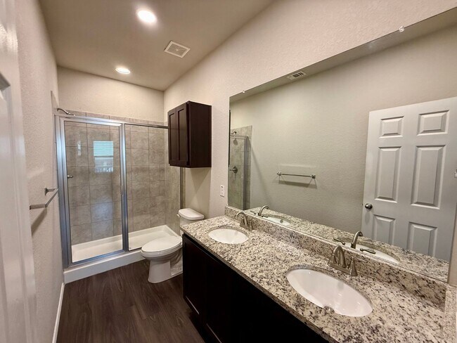 Building Photo - 3 Bedroom, 2 Bathroom Duplex in Converse!