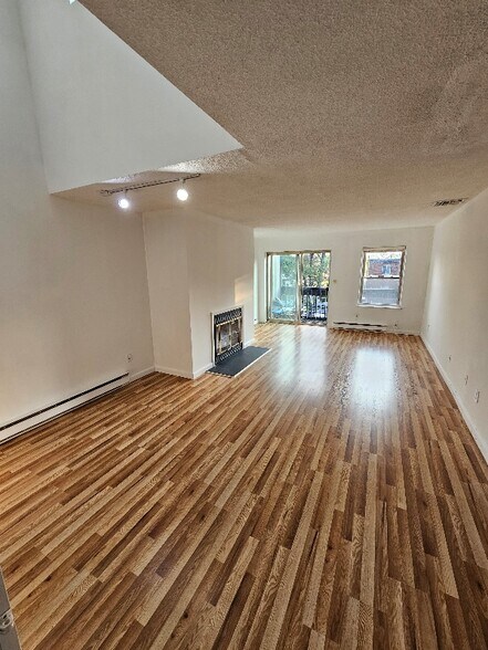 Primary Photo - 136 Kane St