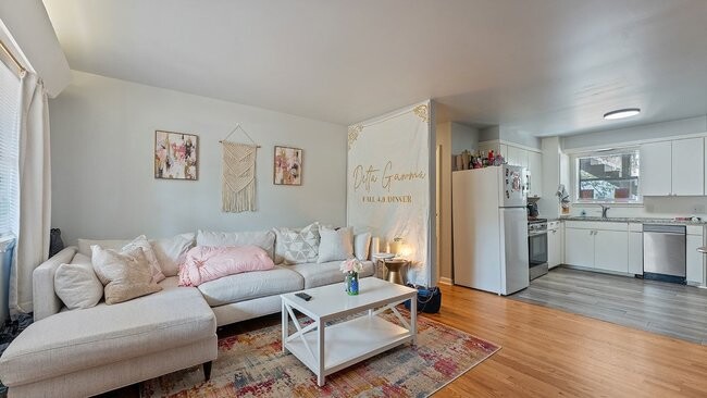 Building Photo - 830 W Caraway St