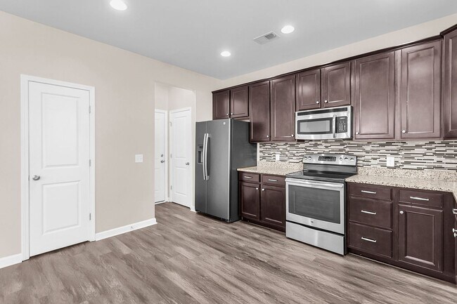 Building Photo - Convenient Location with Modern Amenities