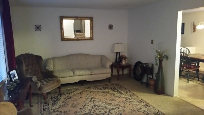 Building Photo - Spacious 3 Bed + Office, 2 Bath Single Fam...