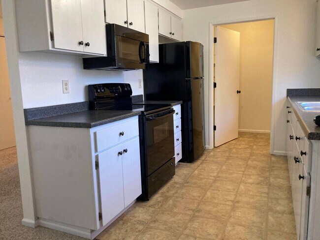 Building Photo - 3 br, 1 bath House - 141 Laguna Ct