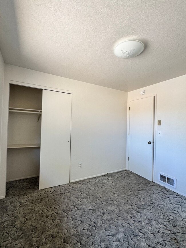 Building Photo - B1003