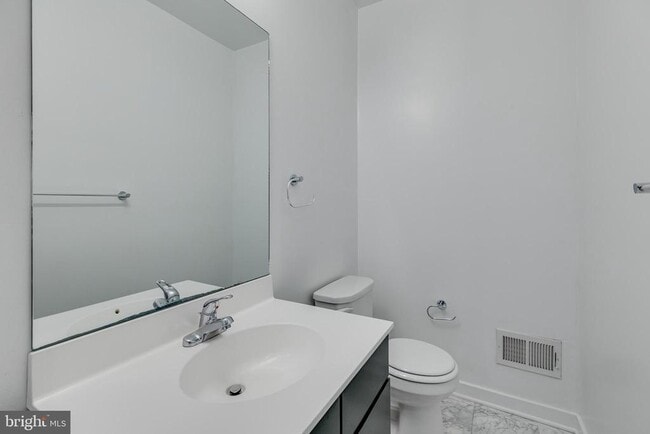 Building Photo - 228 W George St