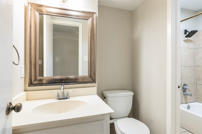Building Photo - 206 N Forest Dr