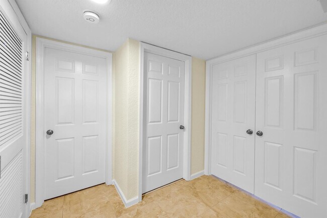 Building Photo - 374 Golfview Rd