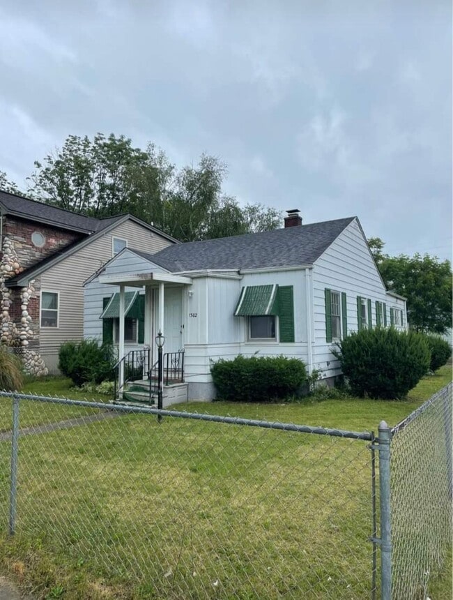 Building Photo - 1302 Mann Ave