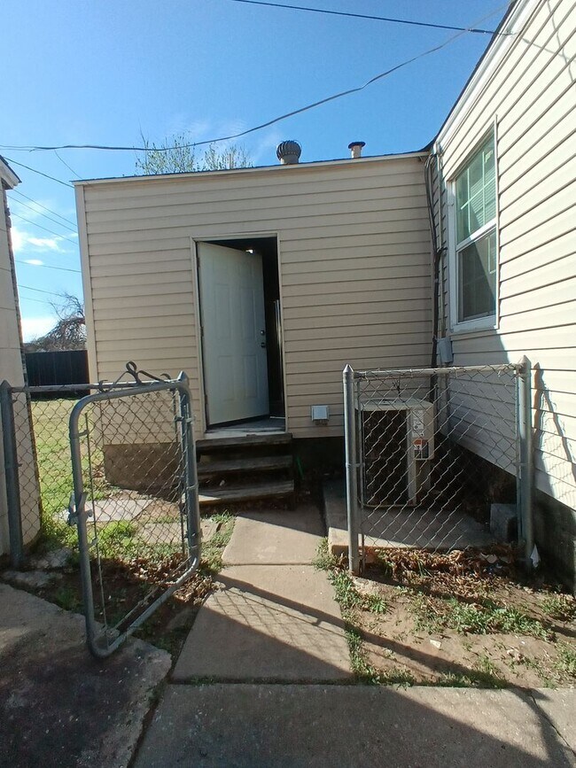 Building Photo - Lots of Space!