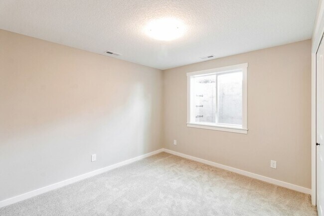 Building Photo - PRIVATE BACKYARD!! 4 Bedroom, 3 Bath Home in Ankeny