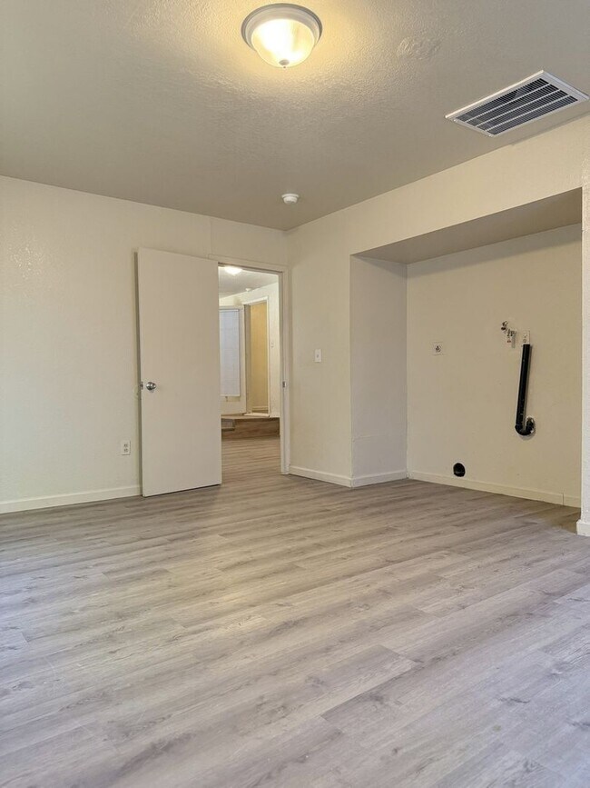 Building Photo - Charming and newly upgraded home. AVAILABL...
