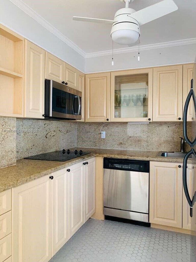 Building Photo - 220 Kings Point Dr