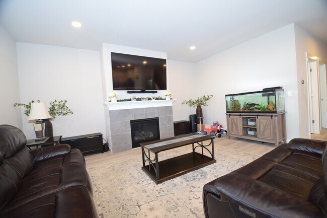 Building Photo - 1690 S Quartz Dr