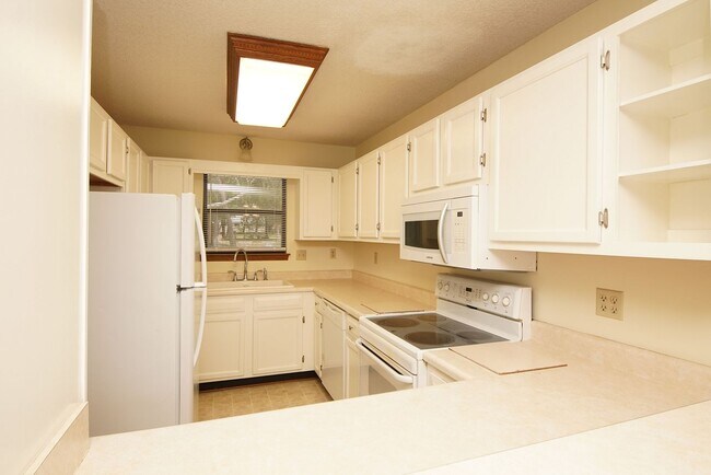 Building Photo - Waterfront Townhome in Central Niceville