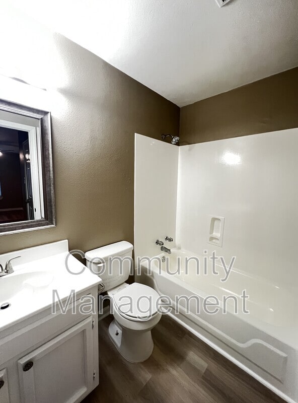 Building Photo - 2150 N Sherwood Forest Dr