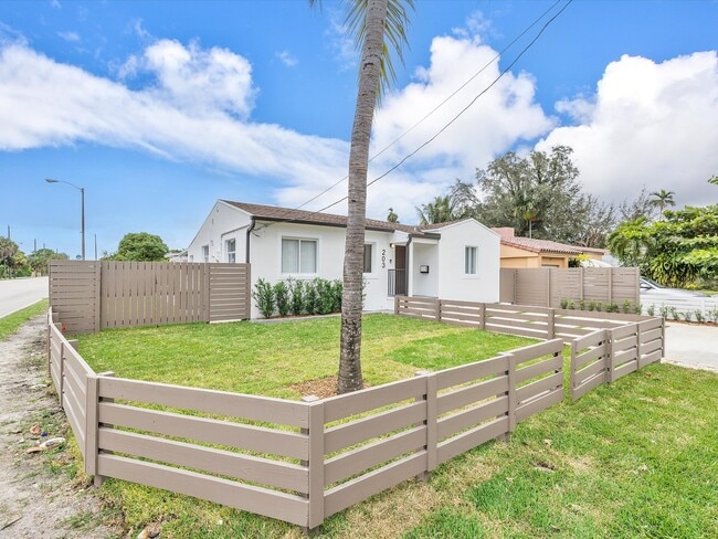 Building Photo - 203 NE 107th St