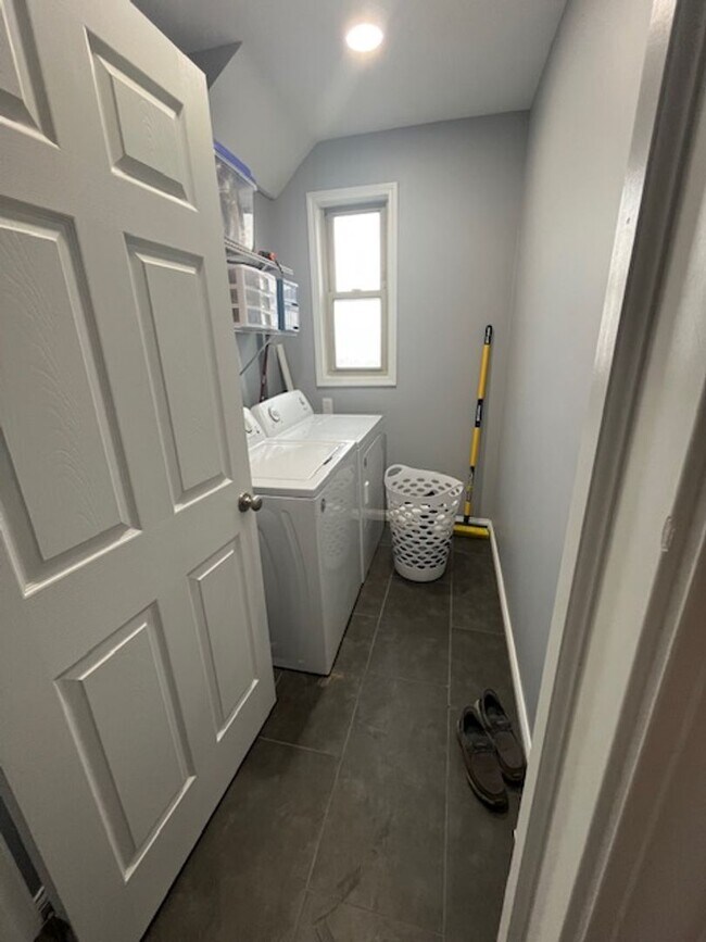 Building Photo - Spacious 3 bed, 1.5 bath duplex